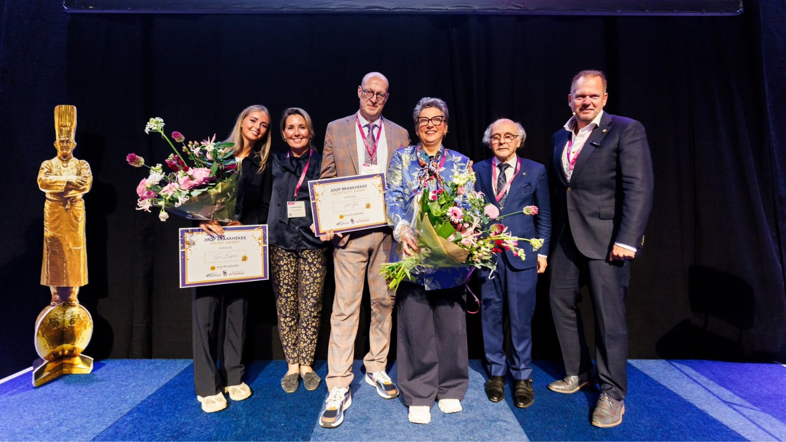 Links op de foto: Evi Borghouts, in het midden met de award: Petro Kools